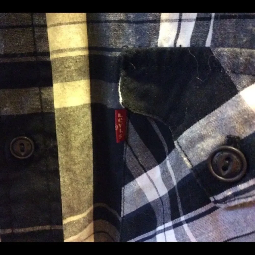 Men’s Levi’s shirt with pockets Small
